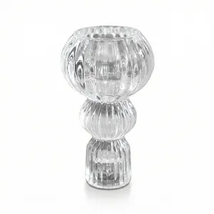 Nordischer minimalistischer Kerzenhalter aus geriffeltem Glas und dekorative Vase