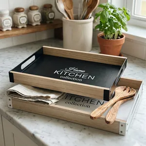 Minimalistische Serviertabletts aus Holz und Eisen mit dem Aufdruck Home Kitchen Collection