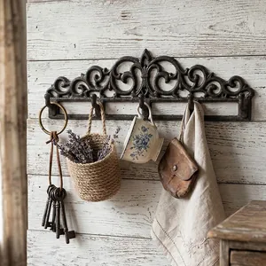 Vintage gietijzeren wandhaakrek met bloemmotief voor huis en rustieke wanddecoratie