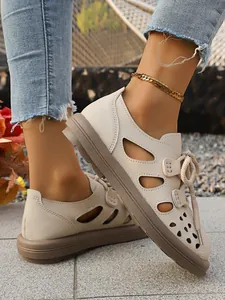 Détail de mocassins rétro ajourés beiges avec semelles à plateforme épaisses et lacets