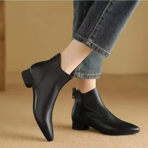 Bottines élégantes en cuir noir à bout pointu avec design en V et talon bloc moyen