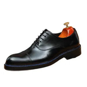 Eleganti classiche scarpe Oxford in pelle nera con dettaglio blu e design a punta chiusa