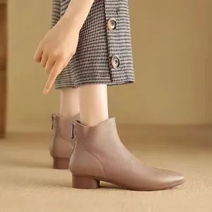 Bottines élégantes en cuir à bout pointu et petit talon bloc en ton beige chaud