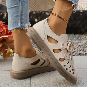 Vue détaillée de chaussures beiges à plateforme pour femmes avec motif ajouré et lacets
