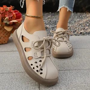 Vue détaillée de chaussures compensées vintage beiges à lacets ajourées pour femmes.