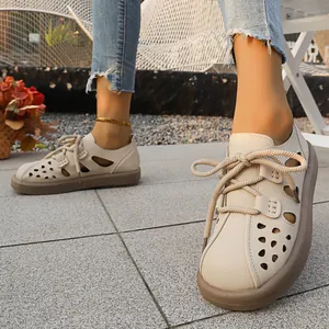 Détail de chaussures à plateforme rétro beiges pour femmes avec design ajouré et lacets