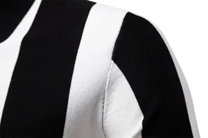 Κοντινό πλάνο πλεκτής υφής και ραφής ώμου σε ένα ασπρόμαυρο ριγέ μπλουζάκι πόλο