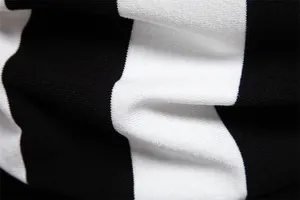 Μακρο λεπτομέρεια ασπρόμαυρου ριγέ πλεκτού υφάσματος σε ανδρικό μπλουζάκι πόλο