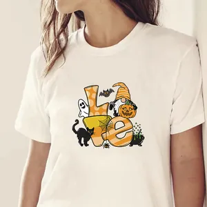 Gedetailleerde weergave van wit t-shirt met Halloween 'Love' grafisch printontwerp