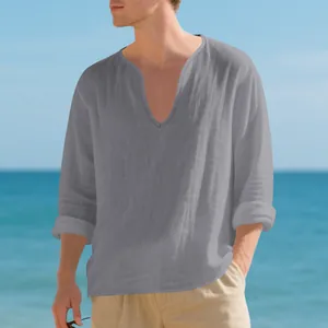 Λεπτομέρεια casual ανδρικού λινό T-shirt με λαιμόκοψη V που φαίνεται σε μοντέλο
