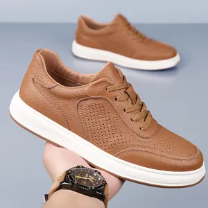 Chaussures décontractées pour hommes en cuir marron perforé avec semelle blanche