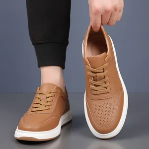Baskets pour hommes en cuir véritable marron avec perforations et semelle blanche