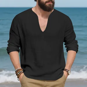 Λεπτομερής όψη ανδρικού μαύρου λινου t-shirt με V λαιμόκοψη σε παραθαλάσσιο σκηνικό