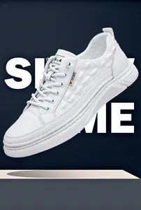 Vista dettagliata delle sneakers in vera pelle bianca da uomo con motivo a coccodrillo elegante