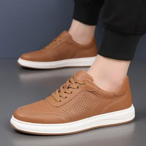 Chaussures décontractées en cuir marron pour hommes avec design perforé respirant
