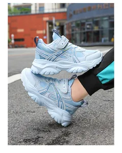 Gros plan sur des chaussures de course en mesh bleu clair pour garçon avec scratchs