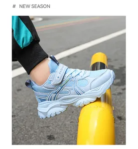 Gros plan de chaussures de course en maille respirante bleue pour garçons avec velcro