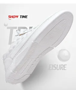 Primo piano della suola e del design della tomaia delle sneaker bianche in pelle