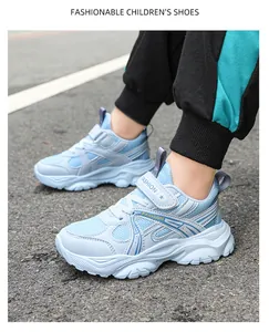 Baskets de sport respirantes en mesh bleu clair pour garçons dans un cadre de plein air