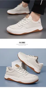 Vista detallada de zapatillas informales de cuero vacuno blanco para hombres.