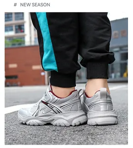 Gros plan de baskets grises en mesh respirant pour garçons avec semelle légère en gomme