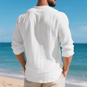 Vue arrière d'un homme portant un t-shirt en lin blanc décontracté sur la plage
