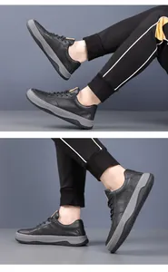 Primer plano de zapatillas casuales de cuero negro para hombre, textura y perfil