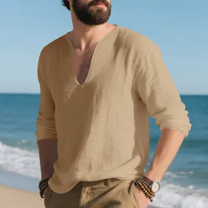 Λεπτομέρεια ανδρικής casual λινής μπλούζας με μακρύ μανίκι και λαιμόκοψη V, αναπνεύσιμο ύφασμα.