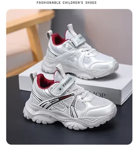 Gros plan de baskets de course en maille respirante blanche pour garçons avec doublure rouge