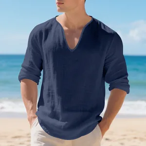 Gros plan d'une chemise en lin bleu marine respirante pour hommes avec col en V profond