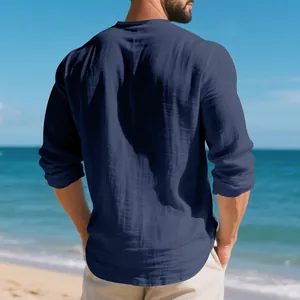 Vue arrière d'un t-shirt à manches longues en lin bleu marine pour homme sur plage