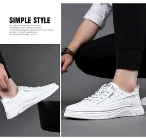 Vista dettagliata delle sneakers da uomo in pelle bianca con trama coccodrillo a basso profilo