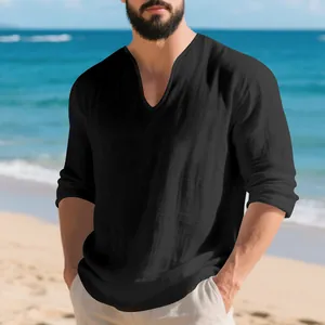 Détail du t-shirt noir à manches longues en lin pour homme avec col en V profond et coupe ample