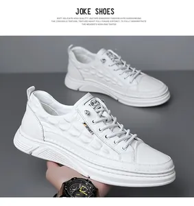Dettaglio ravvicinato di sneaker moda uomo in pelle bianca con trama coccodrillo a sbalzo