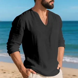 Détail d'un t-shirt décontracté en lin noir pour homme avec un col en V profond