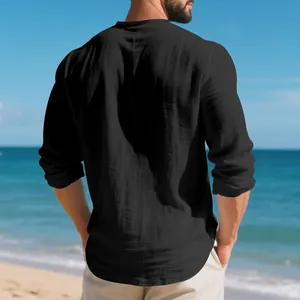 Vue arrière détaillée d'un t-shirt à manches longues en lin noir pour homme sur une plage
