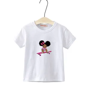 Détail d'un t-shirt blanc pour enfant avec un motif de fille en dessin animé sur un skateboard