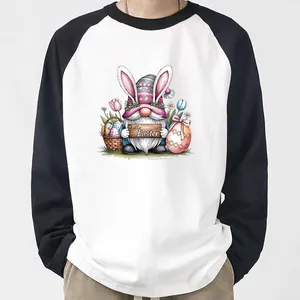 Vue détaillée du transfert thermique gnome de Pâques sur t-shirt raglan long