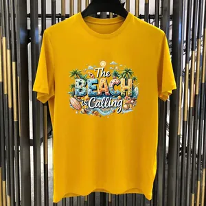 Gelbes Baumwoll-T-Shirt mit 'The BEACH is Calling' Sommer-Grafikdruck im Detail betrachtet