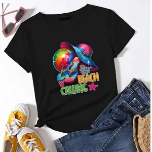 Detailansicht eines bunten Strand-Transferdrucks auf einem schwarzen T-Shirt