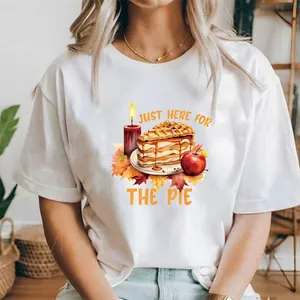 Détail d'un motif de transfert thermique de tarte de Thanksgiving sur un t-shirt blanc