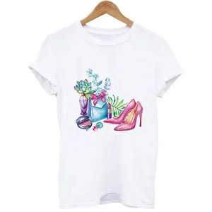 Vue macro détaillée de l'illustration de mode à l'aquarelle sur un t-shirt décontracté en coton blanc