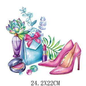 Motif thermocollant aquarelle mode avec talons hauts roses et accessoires de maquillage