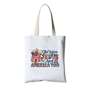 Nahaufnahme von 'She loves Jesus and America too' Aufbügler auf weißem Stoffbeutel