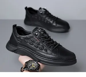 Primo piano di sneakers da uomo in pelle nera testurizzata coccodrillo con dettagli sportivi