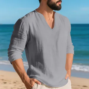 Vue détaillée d'un t-shirt à manches longues en lin gris avec un col en V profond