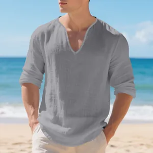 Chemise décontractée en lin gris pour hommes avec col en V profond sur la plage.
