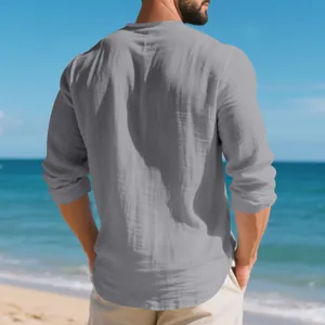 Vue arrière d'un t-shirt à manches longues en lin gris pour homme sur une plage
