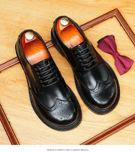 Bovenaanzicht van klassieke zwarte lederen Brogue Derby schoenen met wingtip details