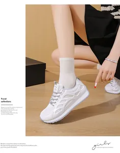 Dettaglio ravvicinato di sneaker platform in mesh bianco traspirante per un look trendy